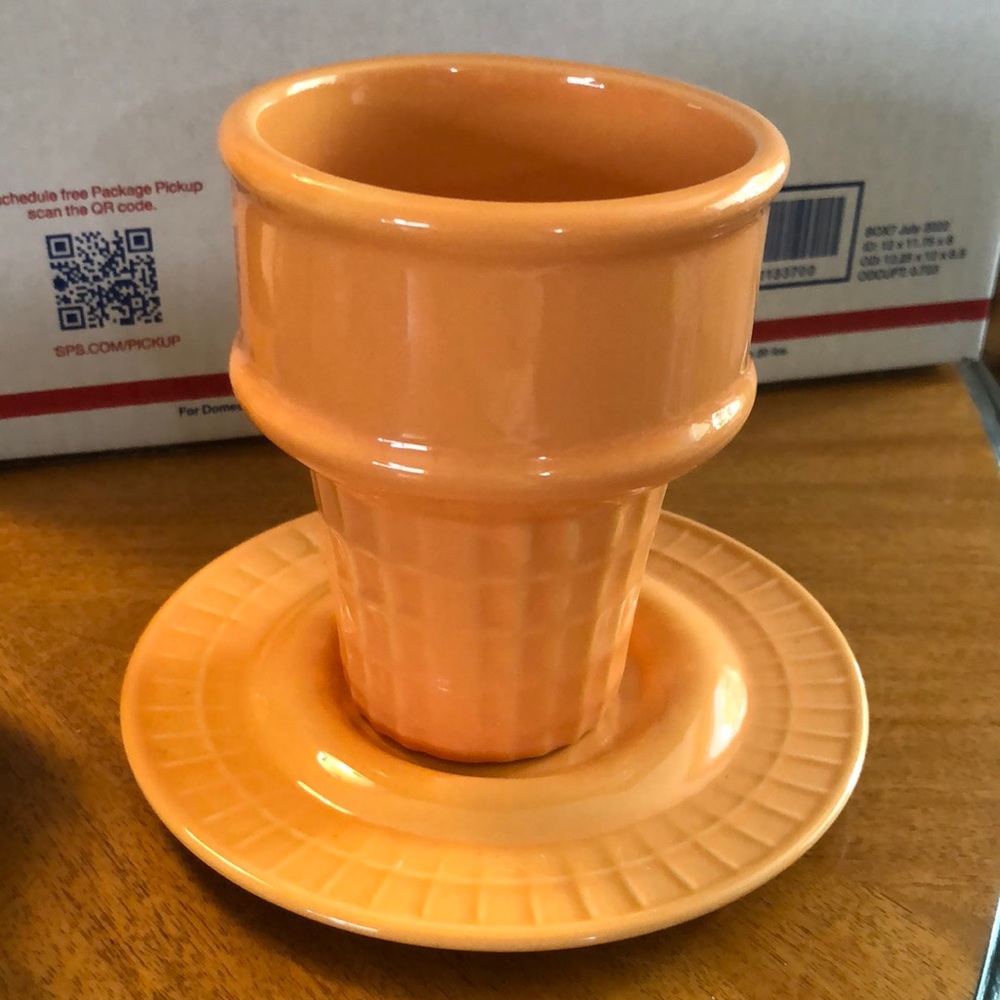 THE MONKEY AND THE PEDDLER CERAMIC ICE CREAM CONE CUP W/SAUCER